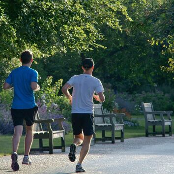 Männern beim Joggen im Park