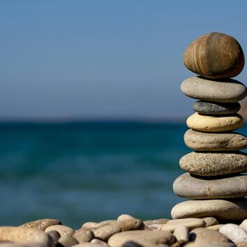 Steinturm am Meer